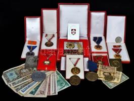 Doboznyi vegyes szocialista kitüntetés és jelvény, emlékérem és bankjegy tétel T:vegyes
