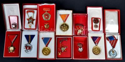 Doboznyi vegyes szocialista jelvény, kitüntetés, több dísztokban, közte "Kiváló dolgozó", "Szocialista Brigád", "A vállalat kiváló brigádja", "Kiváló munkáért" stb. T:vegyes