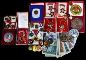 Doboznyi vegyes szocialista kitüntetés és jelvény, emlékérem és bankjegy tétel T:vegyes