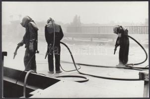 1982 Karai S.: Mélytengeri búvárruhában dolgozó homokfúvók az Árpád hídon, 9x14 cm