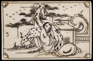 Életképes távol keleti dobozka, csont, ragasztott, 7,5×5 cm