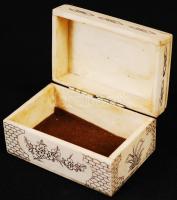 Életképes távol keleti dobozka, csont, ragasztott, 7,5×5 cm