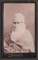 1872-1899 Fátyolos nő, vizitkártya, alján felírással ("Ilics Miklósné Vltkovich Irma"). Petar M. Aranđelović (1846-1905) szerb udvari fotográfus műhelyéből (Niš), 9×5,5 cm / Carte-de-visite from the workshop of Serbian court photographer Petar M. Aranđelović (1846-1905), Niš
