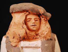 Hatvani jelzéssel: Hölgy kalapban. Festett kemény cserép, m:22 cm