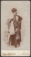 cca 1900 Juhászlegény jellegzetes viseletben, nagyméretű vizitkártya, lovag Chylinski György fotóműhelyéből, 18×10,5 cm