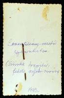 1943 Leventeleány-vezető egyenruhában, fotó, rátűzött leventejelvénnyel, hátulján feliratozva, 7,5×5...