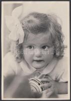 1936. június, Kinszki Imre (1901-1945) jelzetlen vintage fotója leányáról, Juditkáról, aki itt két éves és három hónapos, a szerző hagyatékából, 17x12 cm