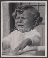 cca 1930 Kinszki Imre (1901-1945): Kétségbeesés, vintage fotó gyermekéről, a 2 éves Gáborkáról, aláírva, 16x13 cm