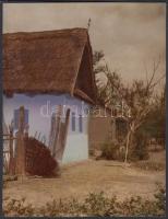 cca 1930 Kerny István (1879-1963): Ház Szurdokpüspökiben, feliratozott vintage néprajzi fotó, vegyileg színezett, 21x16 cm