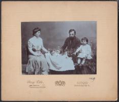1909 Gévay Béla (Szeged): Kerny István (1879-1963) és családja, kartonra felragasztott 10x15 cm-es fénykép, karton méret 19,5x23 cm