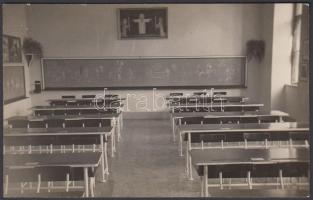 cca 1925-1930 Kerny István (1879-1963) felvétele a zsámbéki zárda tanterméről, ahol két leánya is tanult, fotólapként felhasználva 1936-ban, 9x14 cm