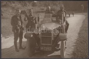 cca 1920 Négy vidám katona automobilos kimenője, ismeretlen katona negatívokból álló hagyatékának későbbi feldolgozása, 9x14 cm