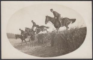 cca 1910 Honti Sándor (Szeged) felvétele egy lóversenyről, ahol katonai versenyző is indult, fotólap pecséttel, 9x14 cm
