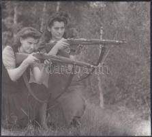 cca 1940 Rozsnyói lányok fegyverekkel, jelzetlen felvétel egy felvidéki fotós negatívokból álló hagyatékából, későbbi másolat, 18x20 cm