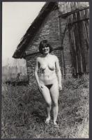 cca 1970 Szívélyes vendégfogadás a nudisták titkos tanyáján, finoman erotikus fénykép, 14x9 cm / cca 1970 Erotic photo, 14x9 cm