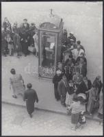 cca 1945 Sztrókay: Hús érkezett, korabeli negatívról készült későbbi, jelzés nélküli másolat, 24x18 cm