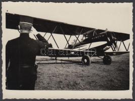 cca 1930 Thöresz Dezső: Duplafedeles repülőgép érkezése (valószínűleg Békéscsabára, a szerző lakhelyére), jelzetlen kép a fotós hagyatékából, 6x8,5 cm