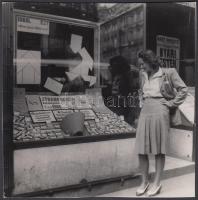 cca 1940 Rozgonyi: A kolozsvári színház jegyirodájának kirakata, tele a strandmihova verseny (?) sorsjegyeivel, 12x12 cm