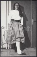 cca 1980 Tihanyi Andrea színésznő gipszcsizmában, hátoldalon feliratozva, 24x15 cm
