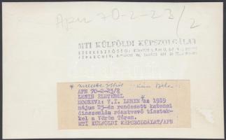 1919. május 25., Moszkva, Lenin a Vörös téren, mellette jobbra Kun Béla, magyarul feliratozott sajtó...