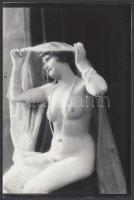 cca 1925-1930 Demeter Károly (1892-1983) párizsi korszakában készült finoman erotikus fénykép fátyollal, nyaklánccal, jelzetlen későbbi kontakt másolat a hagyatékból, 12x18 cm