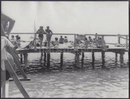 cca 1960 Balatoni stég napozókkal, 18x24 cm