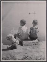 cca 1930-1940 Budapest, Duna part, „Ha nagy leszek, hajóskapitány leszek!” Jelzetlen fotó Reich Péter Cornel hagyatékából, 24x18 cm