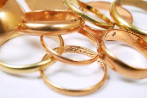 10 db arany (Au) 14 K karikagyűrű különböző mesterek jelzéseivel / 15 C gold rings with marks of dif...