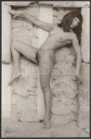 cca 1970 Kőműves Kelemenék leánya, finoman erotikus fénykép, 14x9 cm / cca c1970 Erotic photo, 14x9 cm