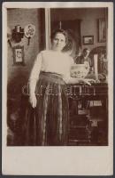 1913 Vargha Ilona tanárnő (1883-1954), báró dr. Podmaniczky Pál teológiai professzor felesége, a tükörben látható fotográfus vélhetően a báró, feliratozott fotólap, 14x9 cm