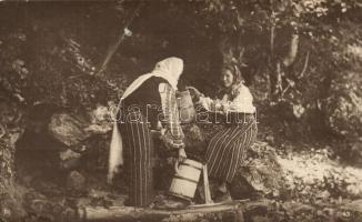 Romanian folklore, water carrier women (EK)
