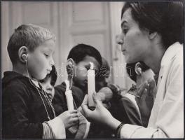 cca 1980 Hallássérült gyermekek tanítása a helyes hangképzésre, 18x24 cm