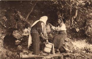 Romanian folklore, water carrier women (EK)