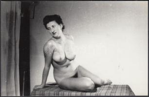 cca 1950 A fényképész terülj-terülj asztalkája, finoman erotikus fénykép, 9x14 cm / cca 1950 Erotic photo, 9x14 cm