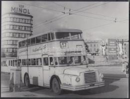 cca 1960 Emeletes busz Kelet-Berlinben, jelzetlen kép Kotnyek Antal (1921-1990) fotóriporter hagyatékából, 18x24 cm