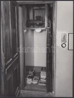 cca 1950-1955 Vadas Ernő (Magyar Foto): Teherlift a könyvtárban, pecséttel jelzett vintage fotó, 24x18 cm