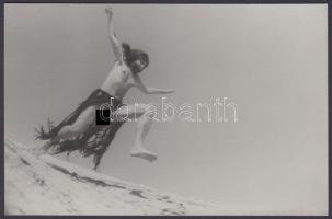 cca 1970 Ugrás a homokozóba, finoman erotikus fénykép, 9x14 cm / cca 1970 Erotic photo, 9x14 cm