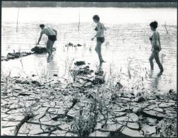 cca 1970 Nyári örömök a Tisza partján, 18x24 cm