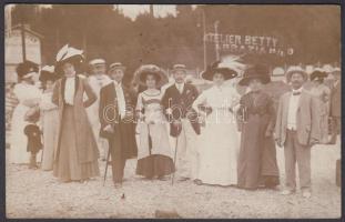 cca 1900-1910 Abbázia, hölgyek díszes kalapokban, társasági élet a kor divatos üdülőhelyén, fotólap, 9x14 cm