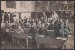 cca 1920 Osztályterem, jobb oldalán halvány tintafolt, fotólap, 9x14 cm