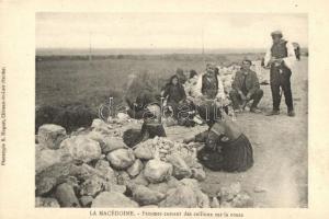 La Macédoine, femmes cassant des cailloux sur la route / Macedonian women breaking stones, folklore