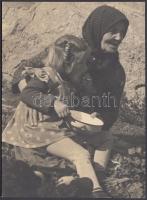 cca 1930 Egyél kis unokám, szociofotó, 13x18 cm