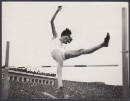 cca 1960 Magasugró atléta a Népstadionban, 9x12 cm