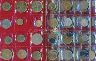 Uruguay 64db vegyes fémpénz albumba rendezve, közte néhány ezüst T:vegyes
Uruguay 64pcs of mixed coi...