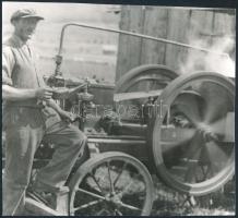 cca 1930-1940 Benzinmotoros cséplőgép meghajtás, későbbi nagyítás, 17x19 cm