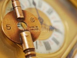 Réz, asztali óra, csiszolt üveggel, kulccsal. Made in England. Működik. Magasság: 11cm, szélesség: 7...