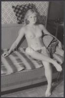 cca 1970 Leányszoba melegében, finoman erotikus fénykép, 14x9 cm / cca 1970 Erotic photo, 14x9 cm