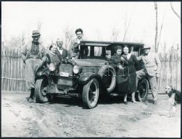 cca 1930 Autós kirándulás a falusi rokonokhoz, későbbi nagyítás, 18x24 cm