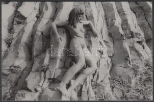 cca 1970 Lány a sziklák hajlékában, finoman erotikus fénykép, 9x14 cm / cca 1970 Erotic photo, 9x14 cm