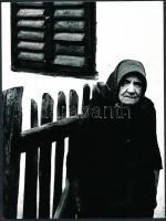 1975 Veres András: Öreg néni, pecséttel jelzett vintage fotóművészeti alkotás, 24x18 cm